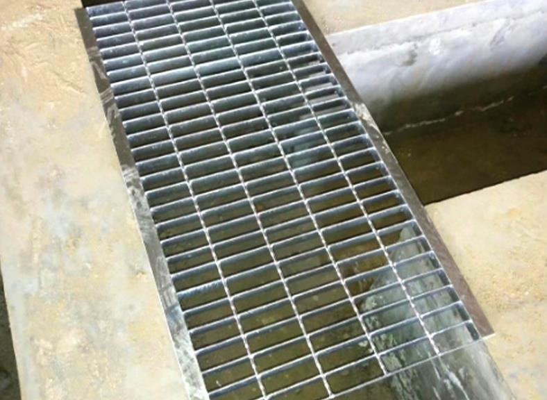Stainless steel driveway drainage grates