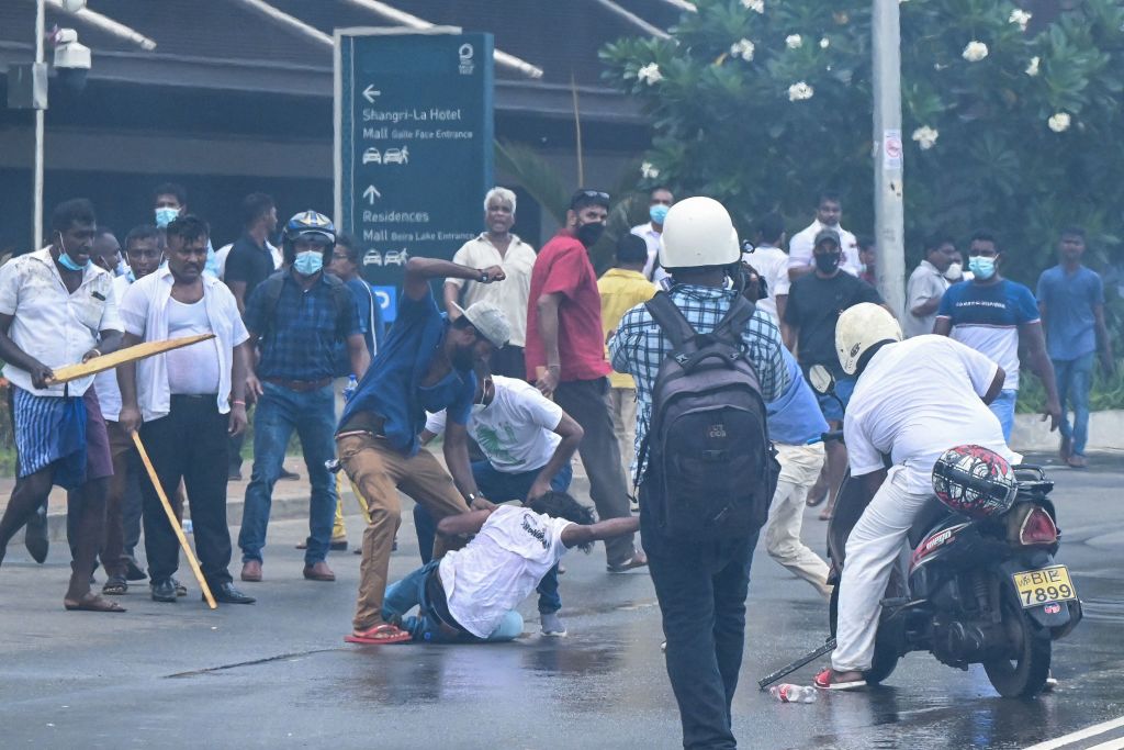 Sri Lanka Dozens hospitalised in violent clashes