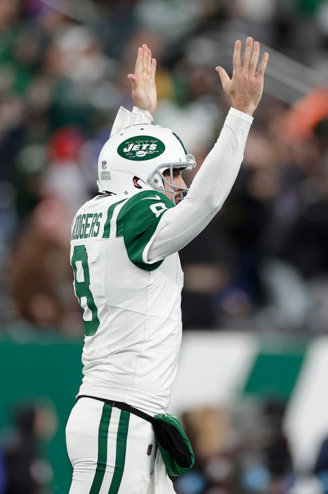 Aaron Rodgers throws a 52-yard Hail Mary to Allen Lazard.