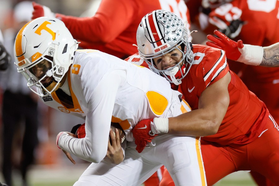 Howard Helps Ohio State Rout Tennessee 42-17