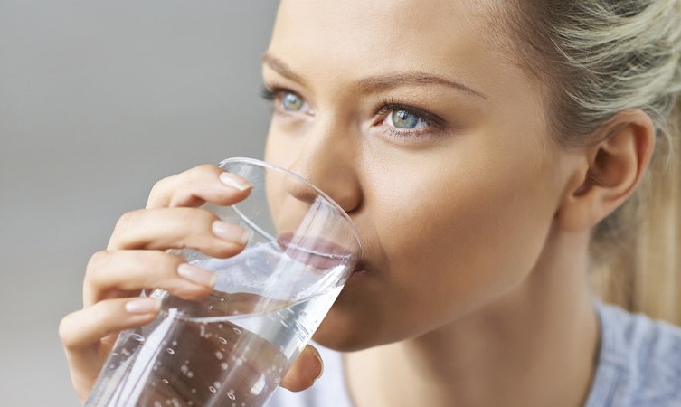 Boire de l'eau ça peut faire maigrir sans régime ? NewsMAG
