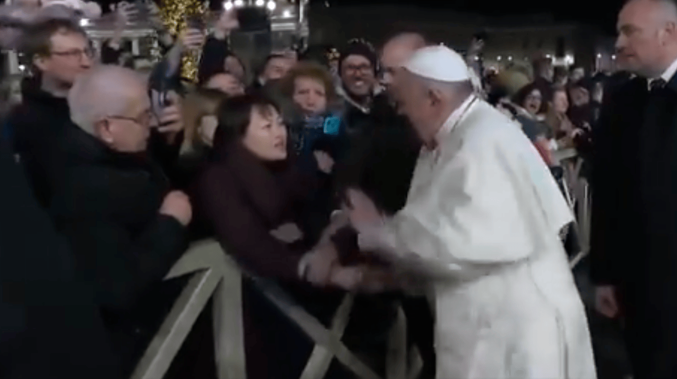 El meme del papa Francisco que se viralizó tras el incidente en plaza