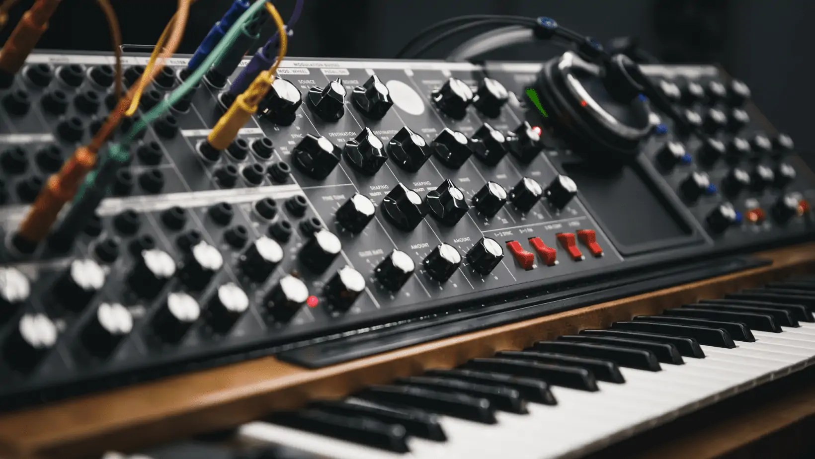 4 Best Analog Synths Under 1000 In 2022 NextInstrument