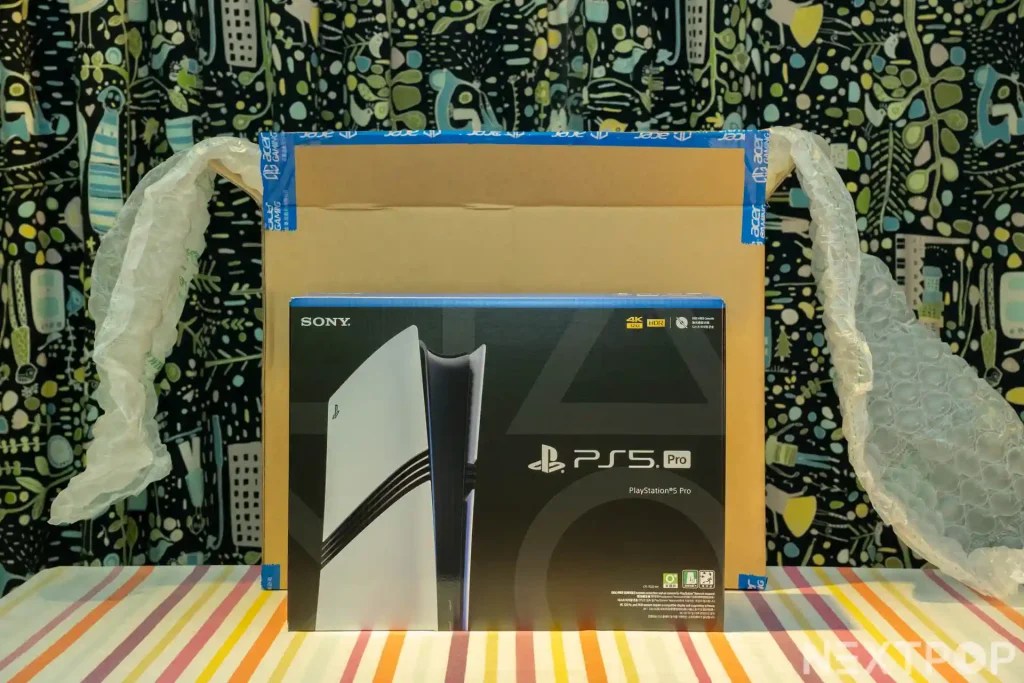 PS5 Pro連同外盒包裝一整個是被緩衝泡泡氣墊包起來的。（圖・Matt Kan）