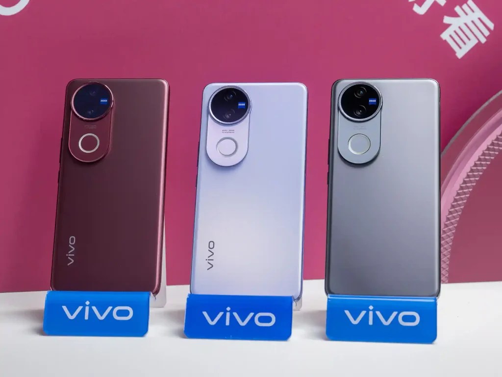 vivo V50推出三款顏色：「安可拉紅」、「冰川紫」、「緞光黑」。（圖・vivo）