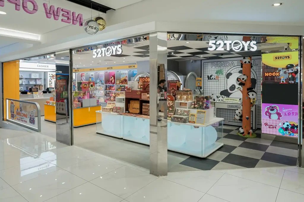 52TOYS台灣首間直營店位於忠孝SOGO B1。（圖・52TOYS）
