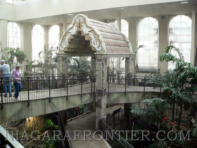 Bird Kingdom Niagara Falls Aviary