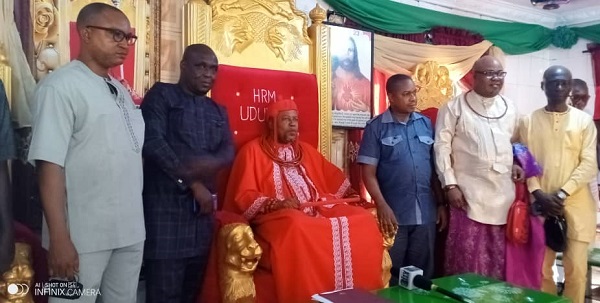 HRM Udurhie 1, Ovie of Idjerhe Kingdom flanked by leadership of the Delta State NUJ Council led by Comrade Michael Ikeogwu during a solidarity visit to the monarch