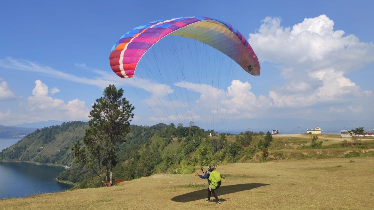 Aksi Paralayang di Bukit Singgolom Daya Tarik Baru Pariwisata Toba