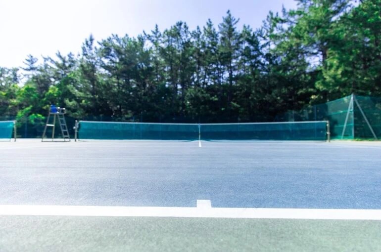 テニススクールレンタルコート料金相場とお得な活用法！ コラム 京都のテニススクールなら西の丘ローンテニスクラブへ 初心者歓迎