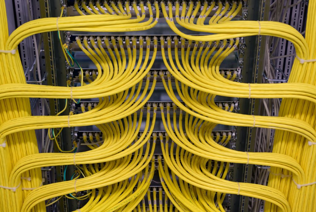 Netzwerk Switch und Netzwerkkabel in einem Rechenzentrum Cabling