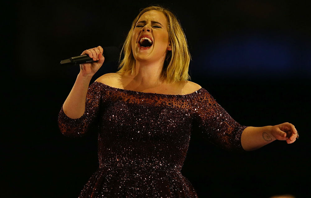 Adele reveals she is married during Australia concert(014)
