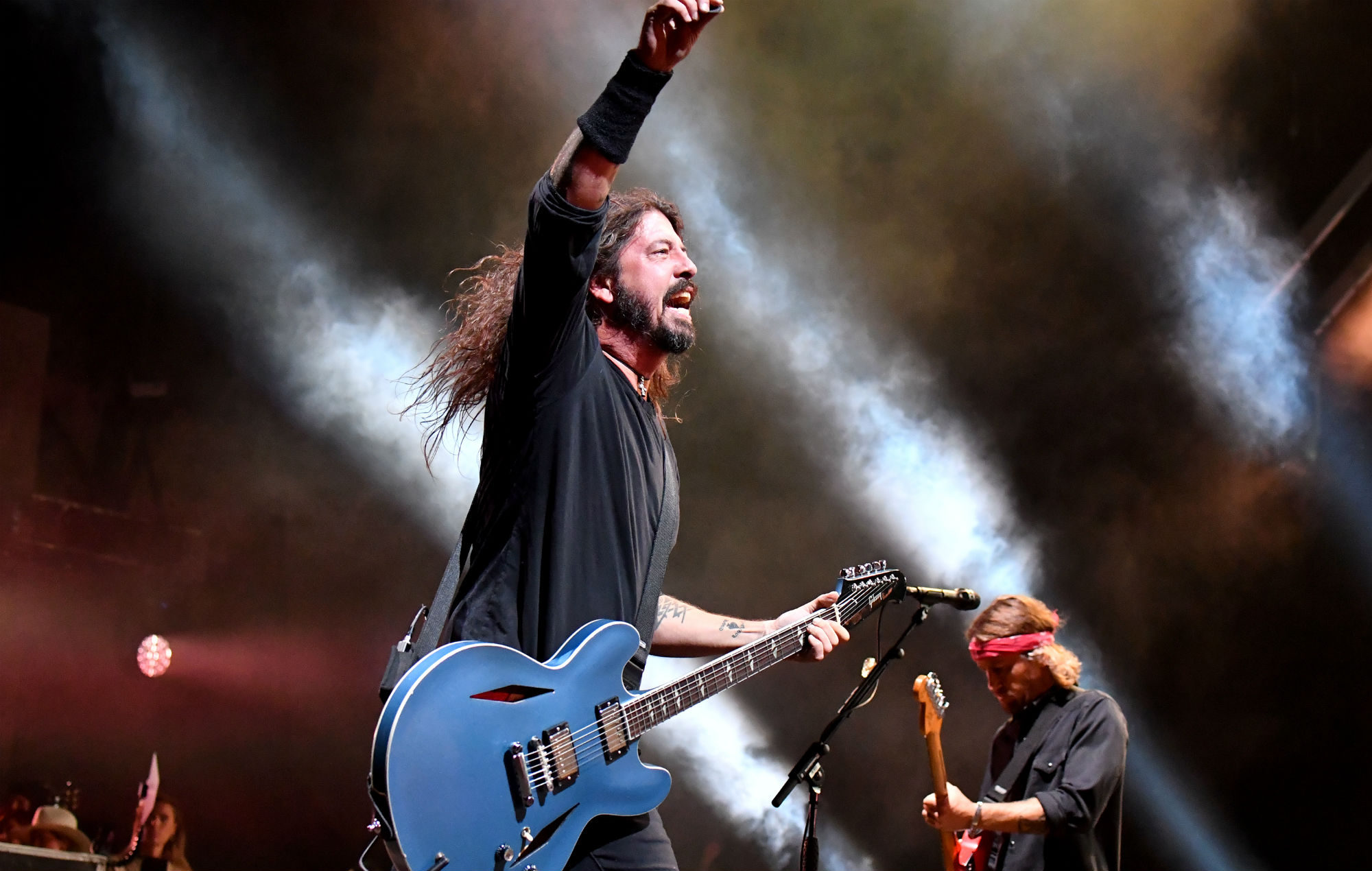Watch Foo Fighters play their singles in reverse at massive Cal Jam show