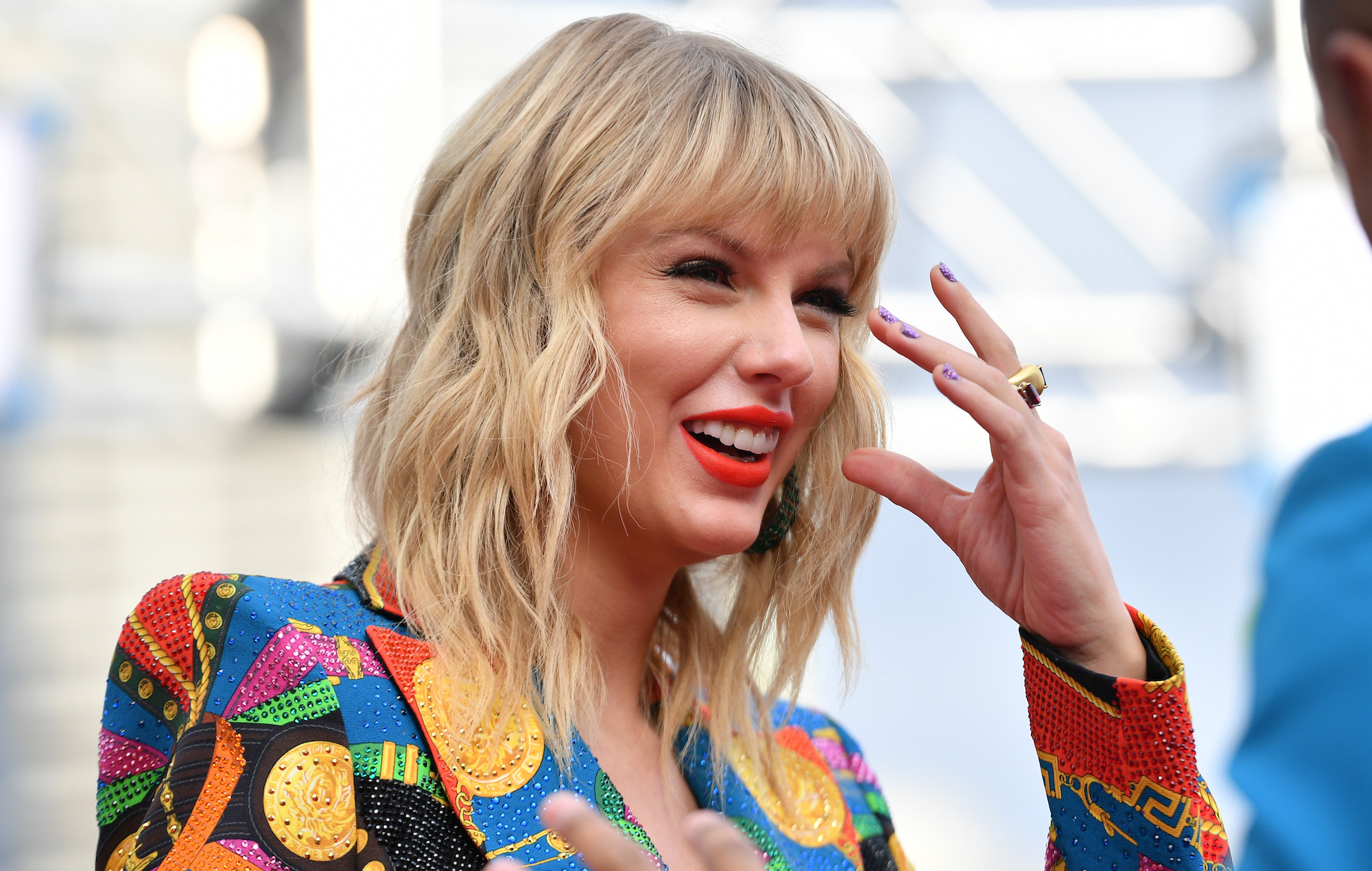Watch Taylor Swift cry over a banana whilst "loopy" on drugs after surgery(011)