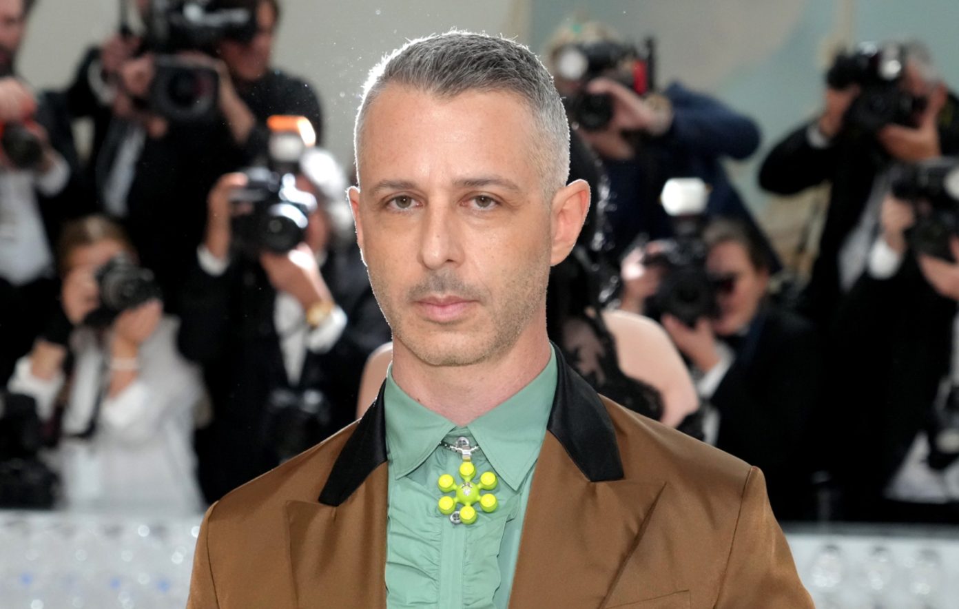 Jeremy Strong says his father saved his life by jumping in front of a car(027)