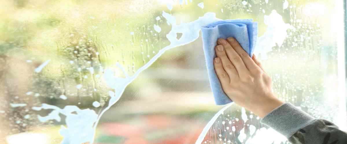 How to Clean A Glass Expert Tips for Sparkling, StreakFree Glass