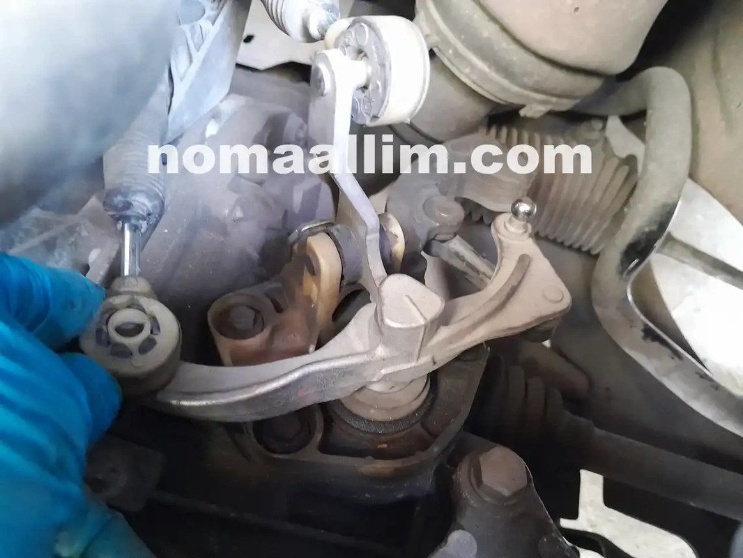 How to lubricate gearbox shift linakges Shown on Renault Clio IV