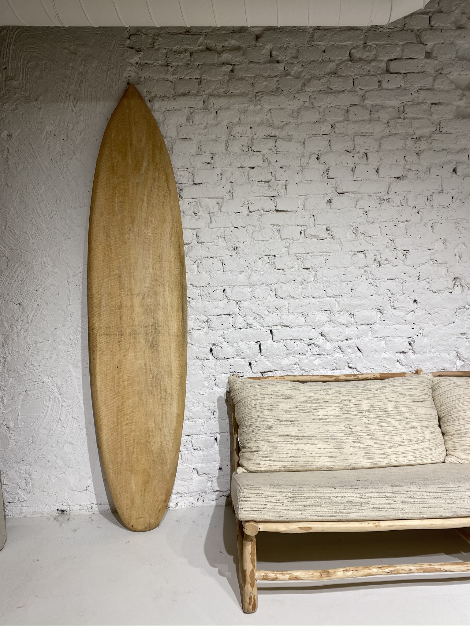 Quelque part entre le plancher et le plafond : Planche de surf XL - Bois naturel » Nomad Interior