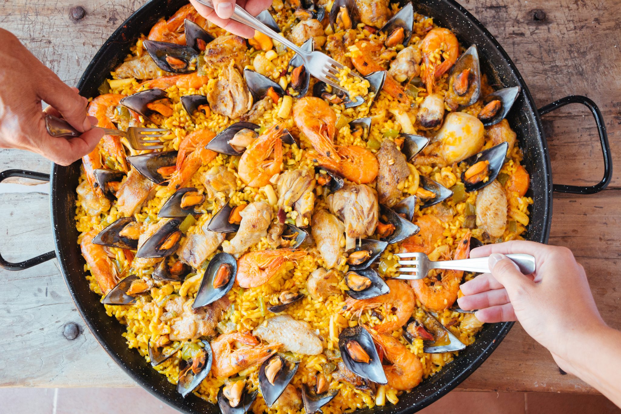 The Top 10 Best Paella Pans and What to Serve with Paella! NomList