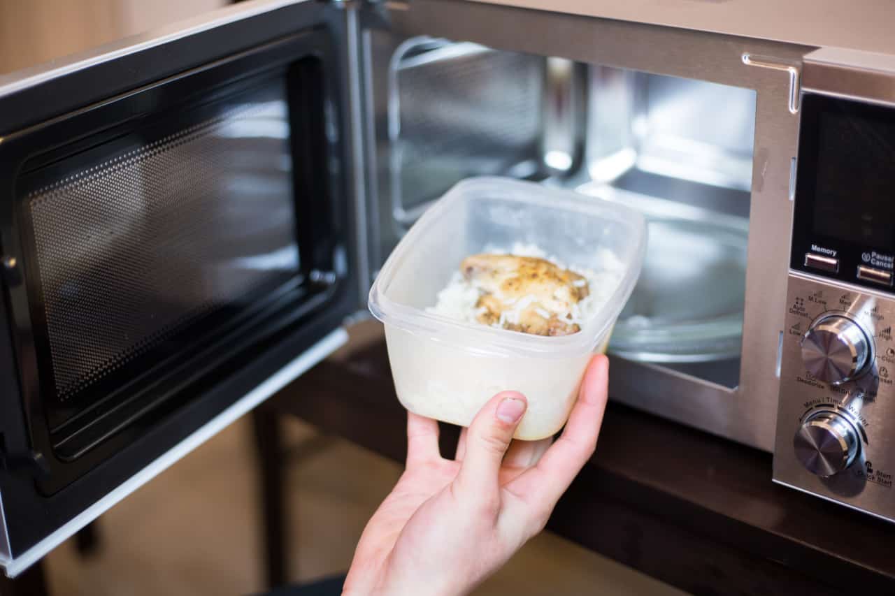 Contenitori di plastica nel microonde cosa bisogna sapere