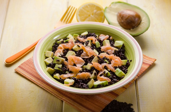 Insalata di riso nero con salmone e avocado la ricetta
