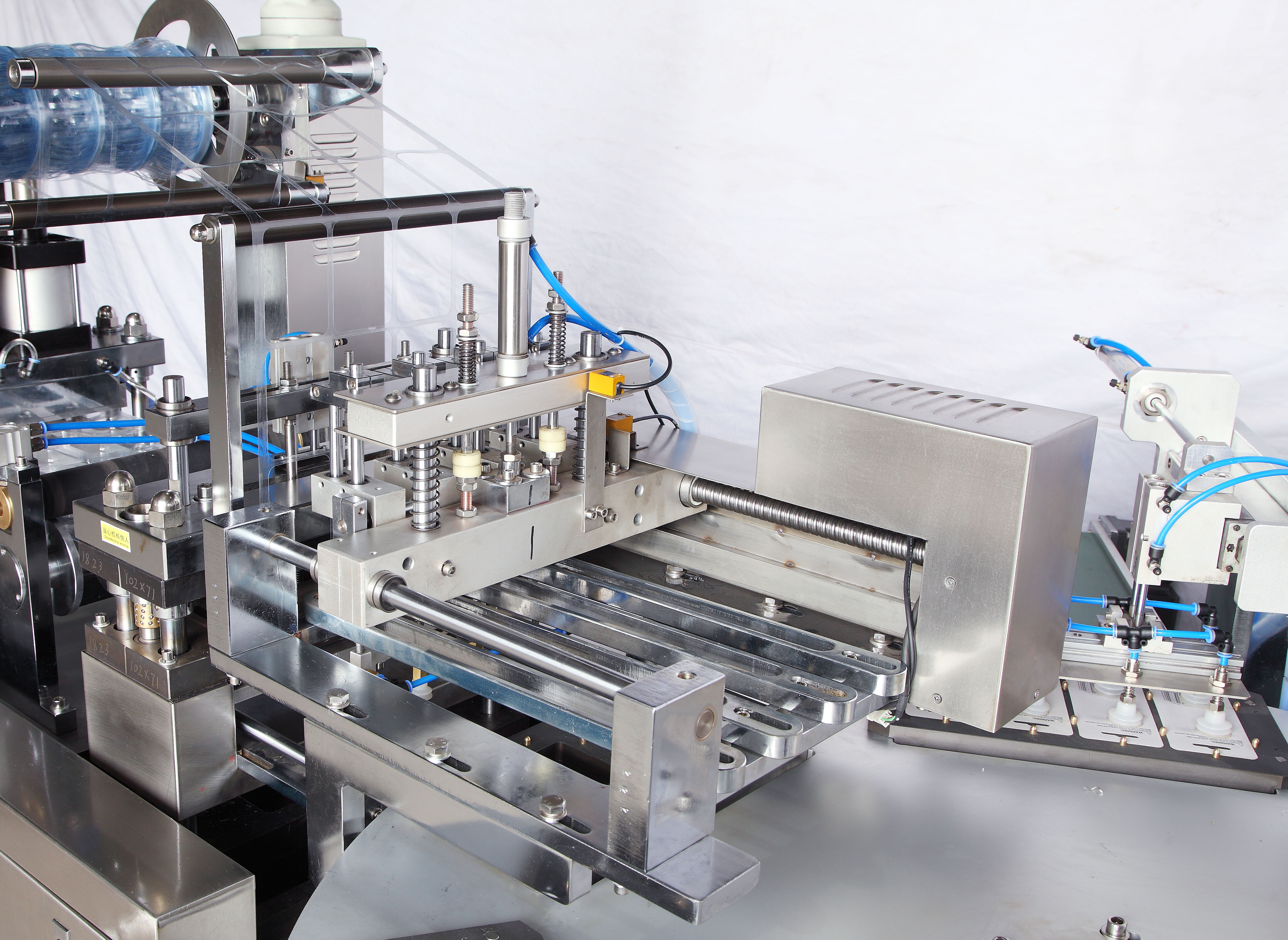 NBR570 fully automatic blister packaging machine_glue,batteries