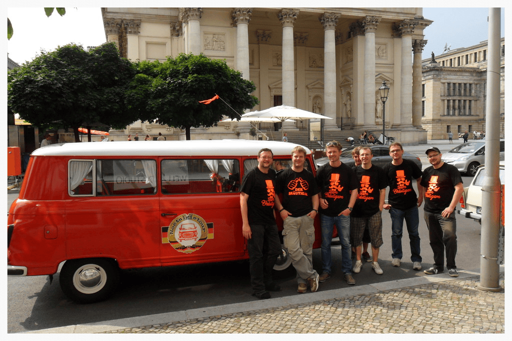 Junggesellen/innenabschiedsfahrten in Berlin und Brandenburg mit Kultbus DDR "Barkas"