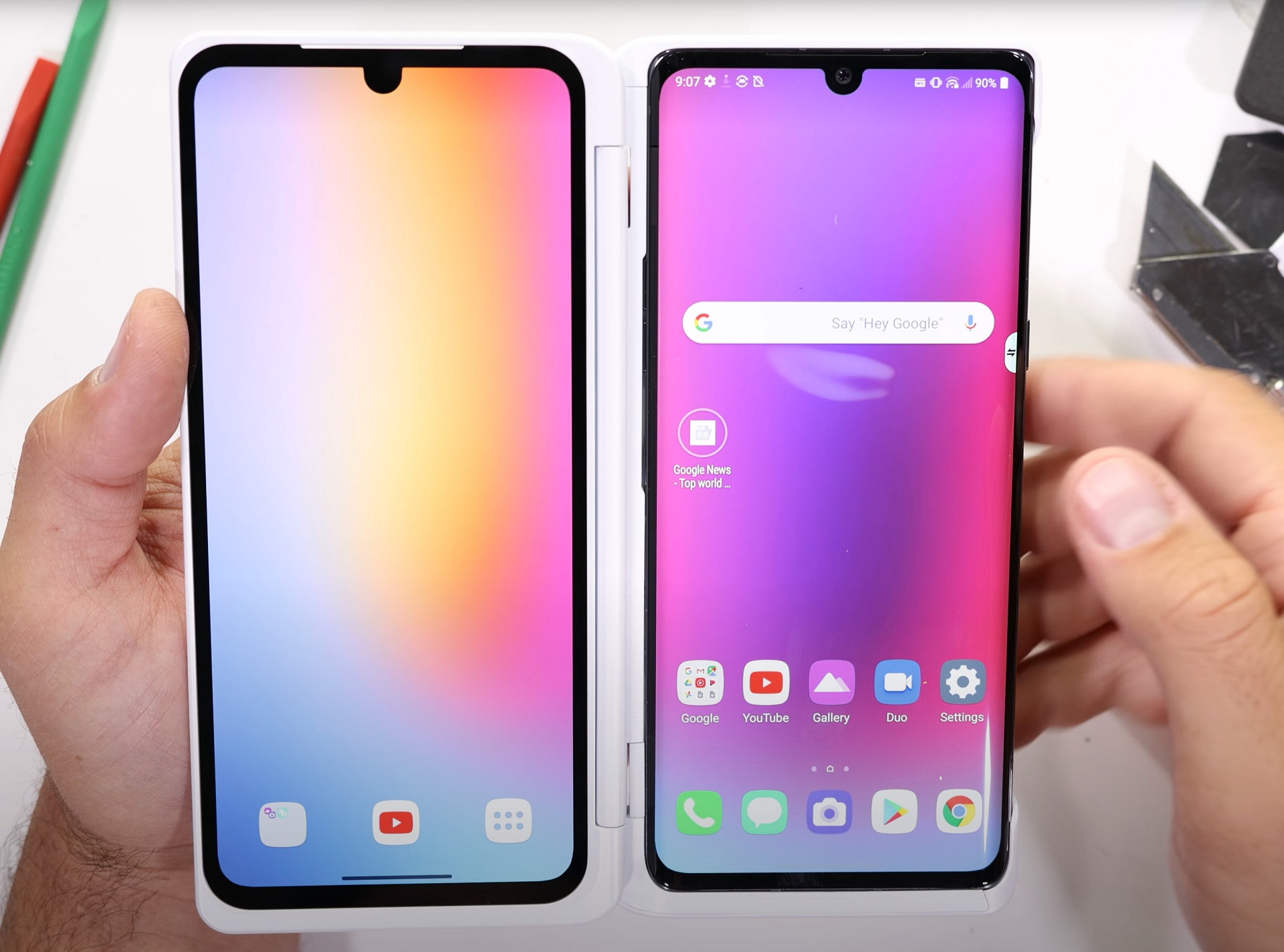 Dünnes LG Velvet mit ZweitdisplaySchutzhülle im DurabilityTest