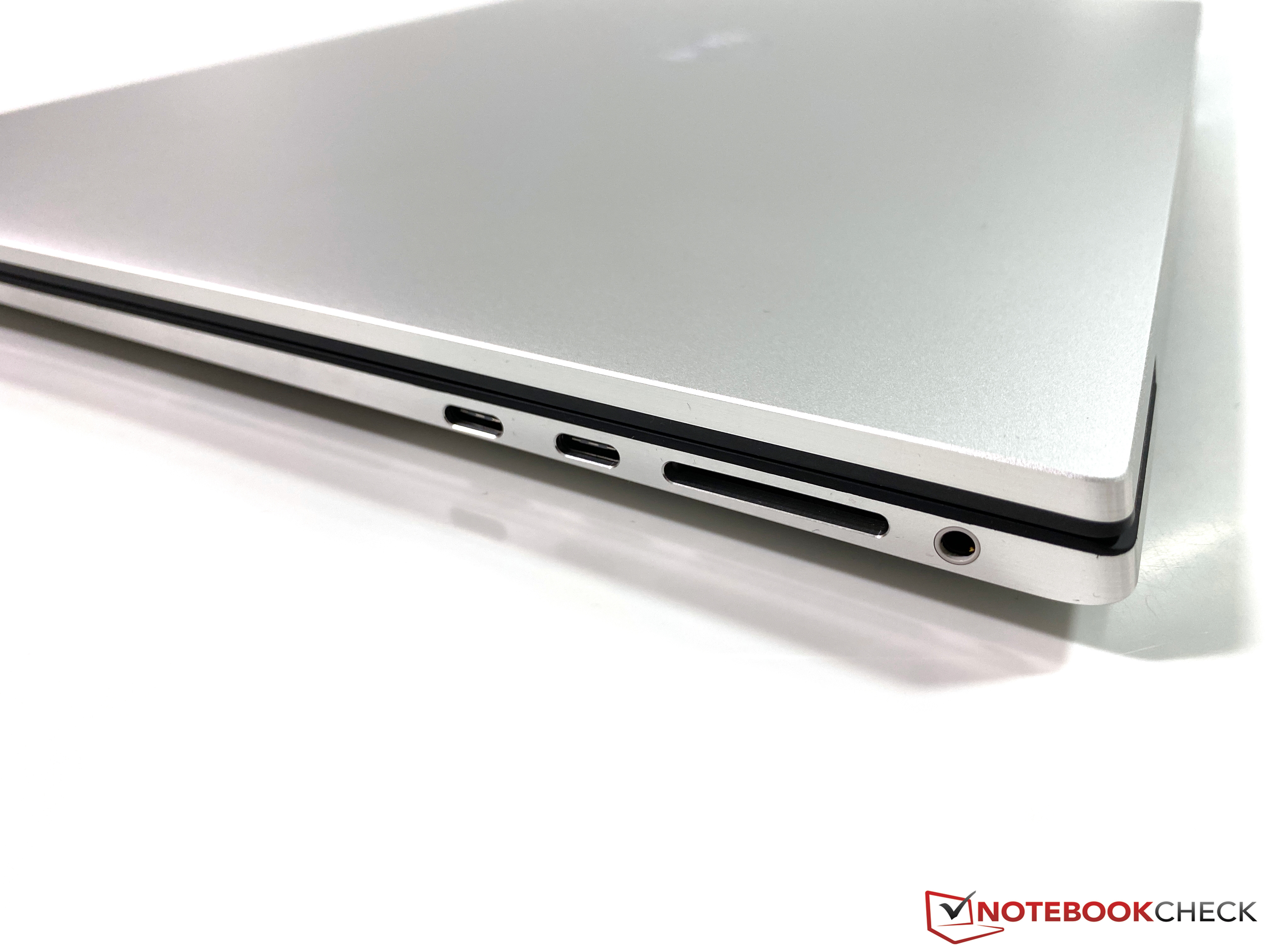 Dell XPS 17 9700 Review Multimedia laptop with bright