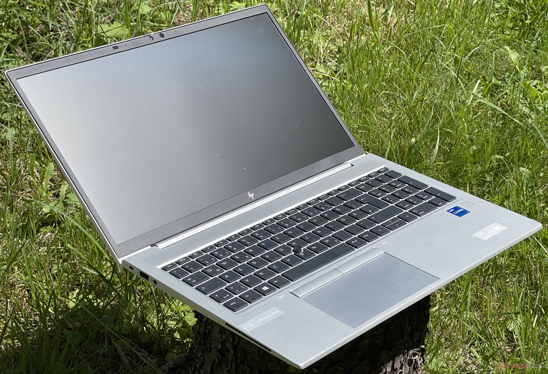 HP EliteBook 850 G8 Review Business laptop with a super bright screen