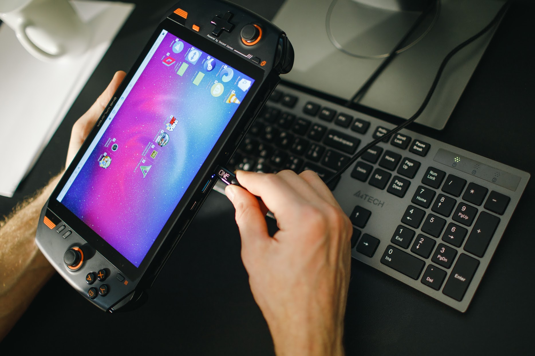 La consola de juegos One Xplayer Iris Xe ya es oficial y