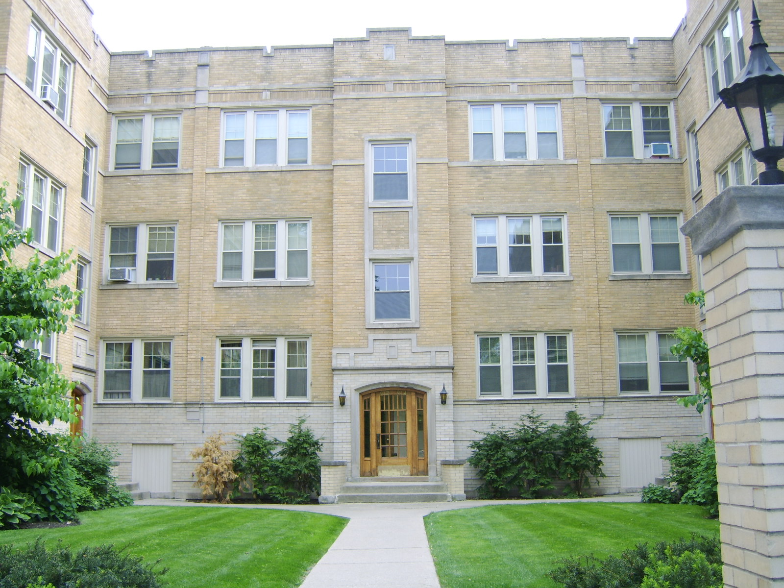 One bedroom apartment at 916 Reba Place Evanston, IL 60202 North