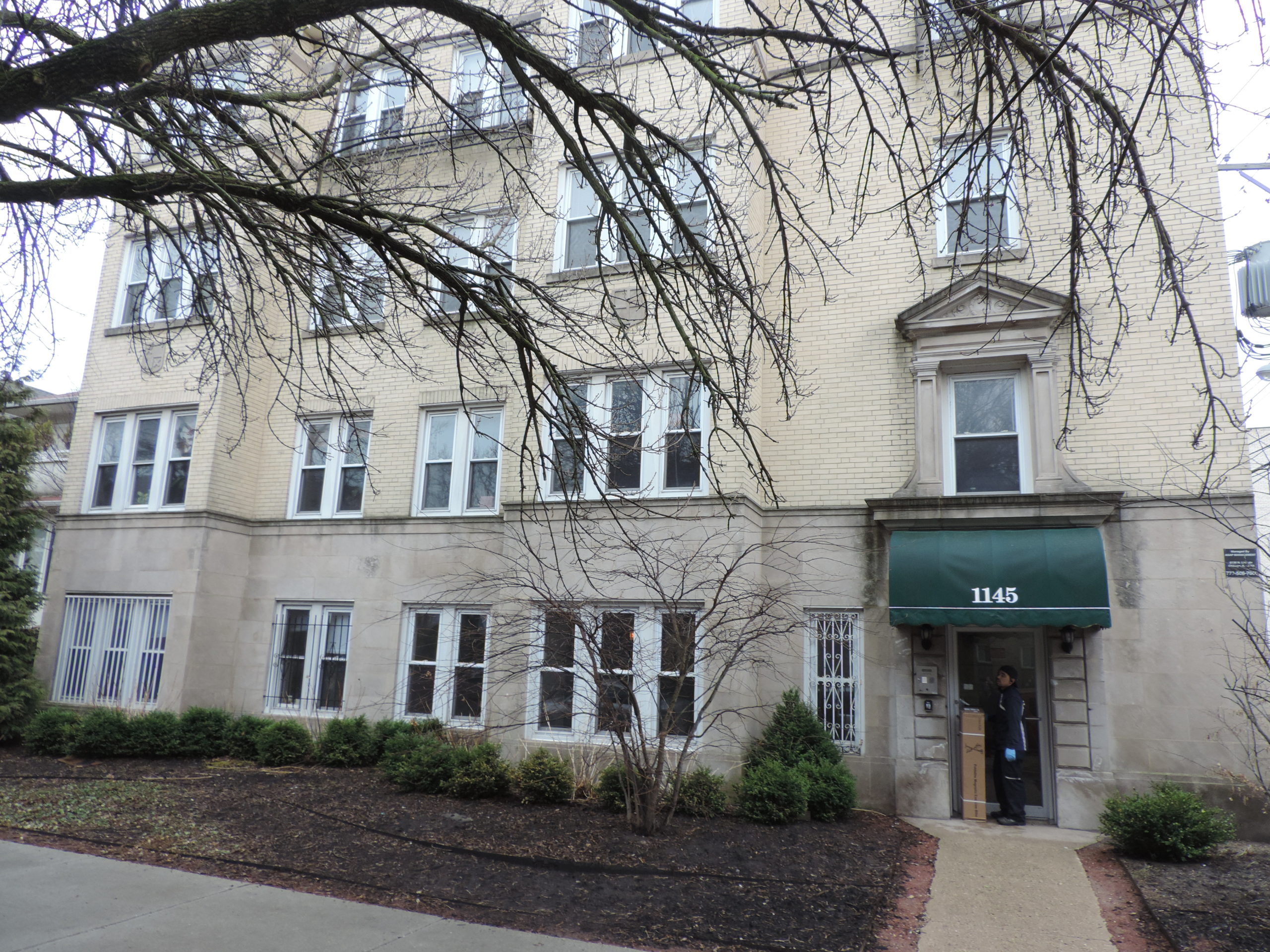 Studio apartment at 1209 Sherwin ave, Chicago North Shore Apartments