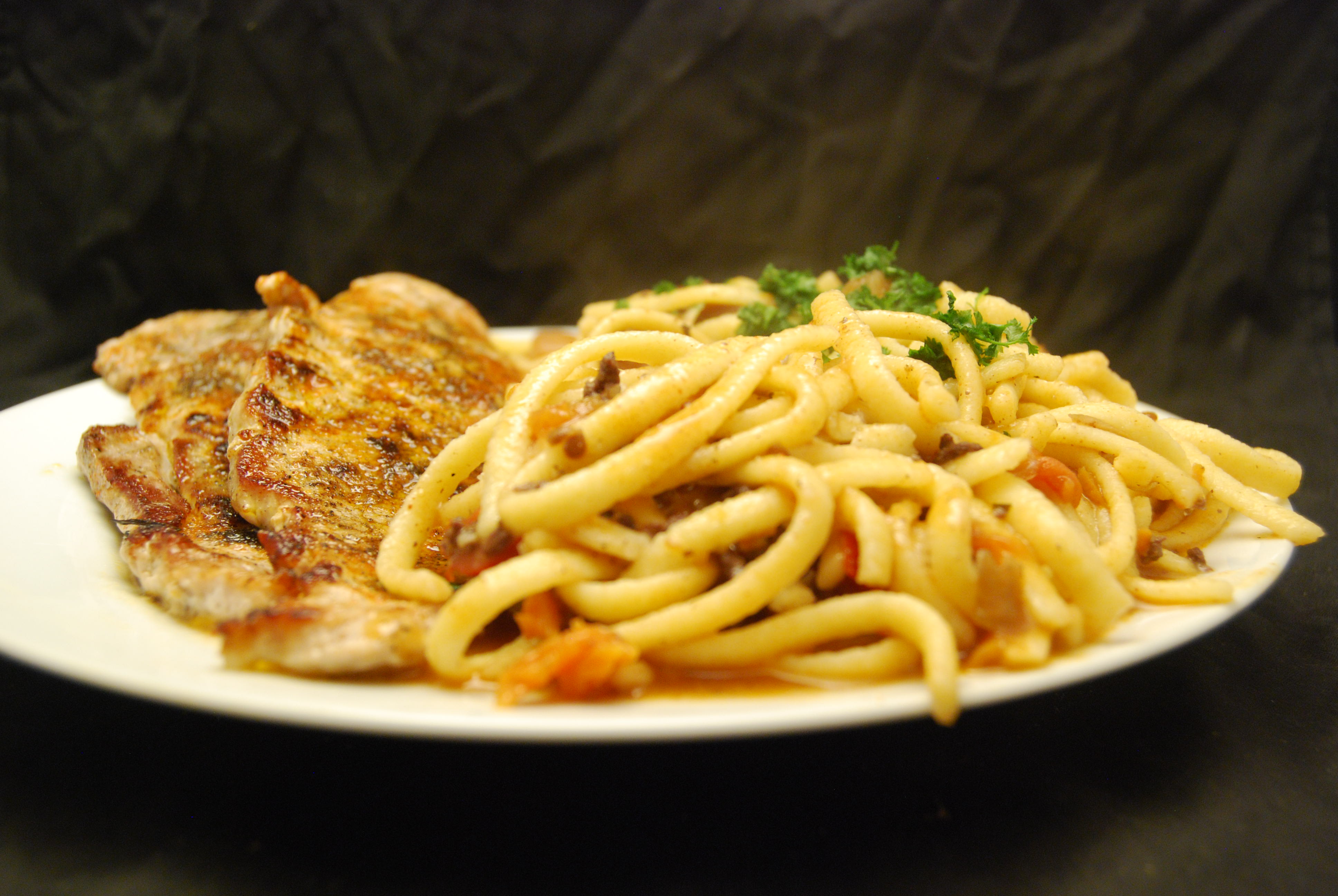 Schweineschnitzel mit Spätzle in GemüseSauce Nudelheissundhos