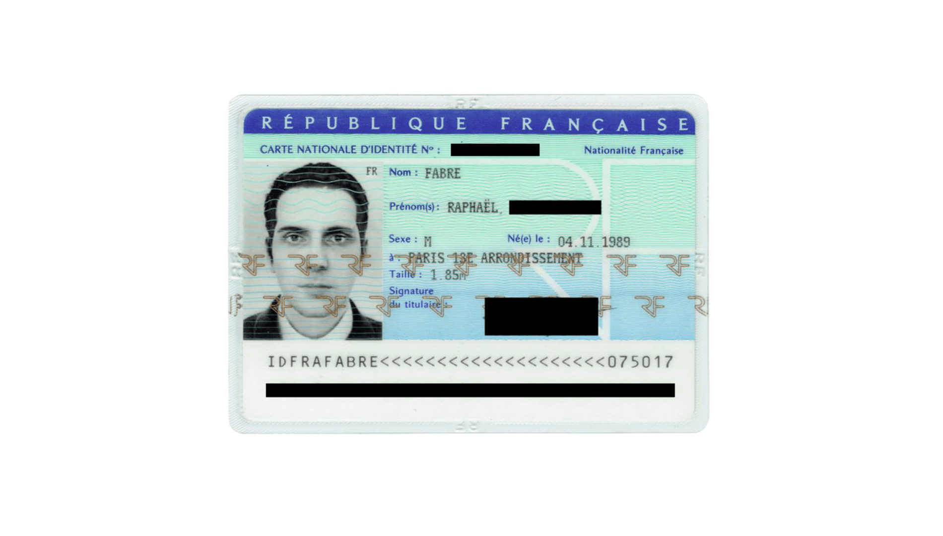 Un artiste parvient à renouveler sa carte d'identité avec