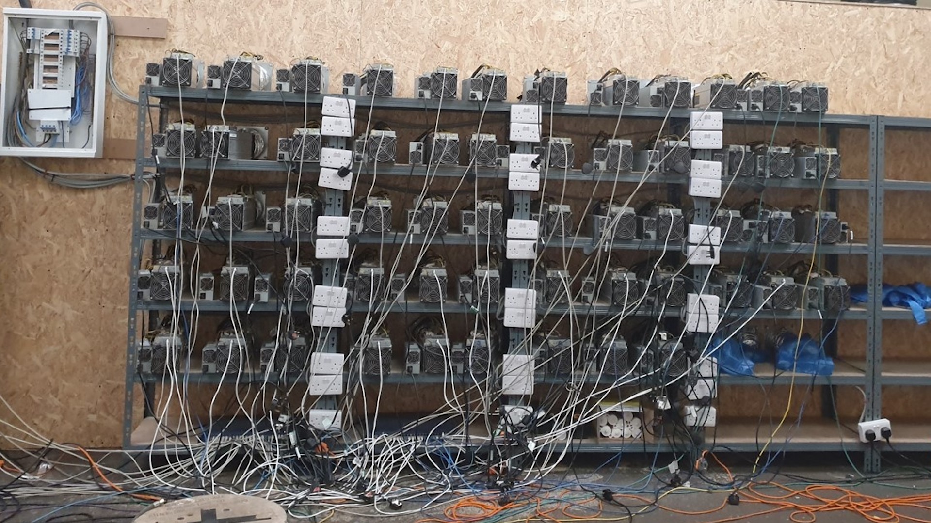 La police anglaise a saisi une ferme à bitcoins qui s'alimentait en