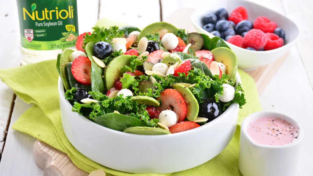 Spinach and kale salad with raspberries, walnut, and… Nutrioli®