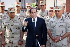 Egyptian president Abdel Fattah al-Sisis [center] posting for a photo with Egyptian military commander [Photo credit: Middle East Monitor]