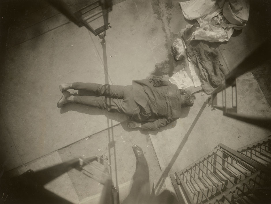A Roomful of Death and Destruction Lucy Sante The New York Review(023)