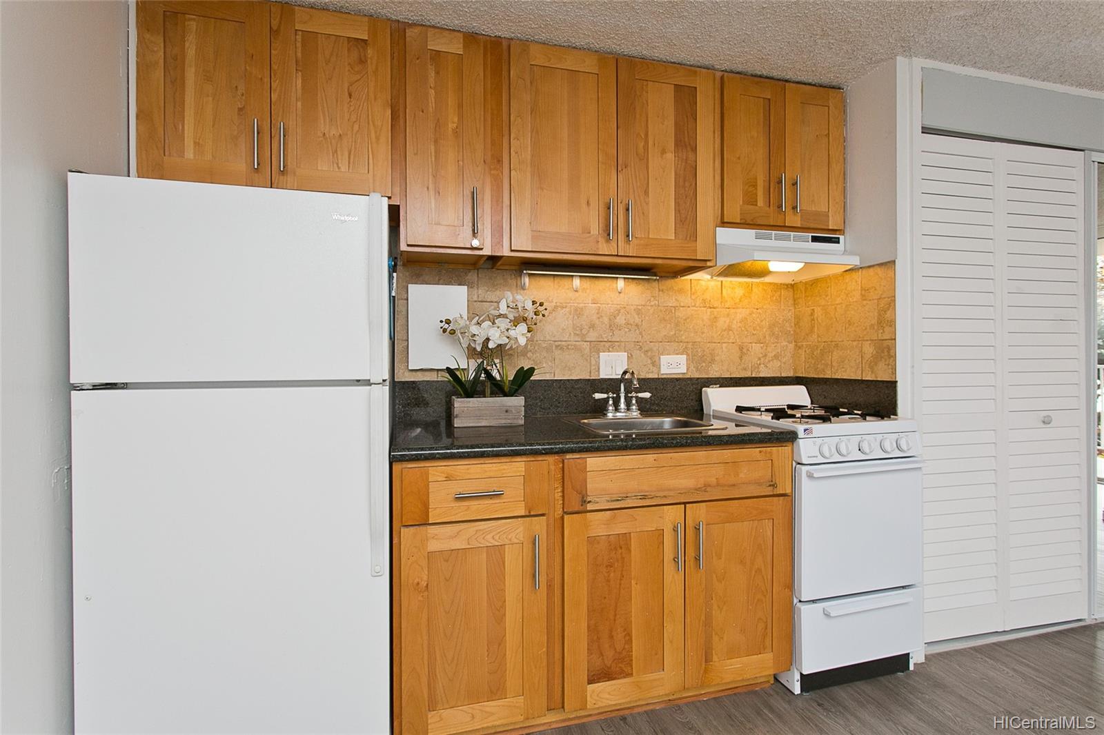 Rycroft Manor 1129 Rycroft Street Unit 205 Honolulu HI 96814 listed 04