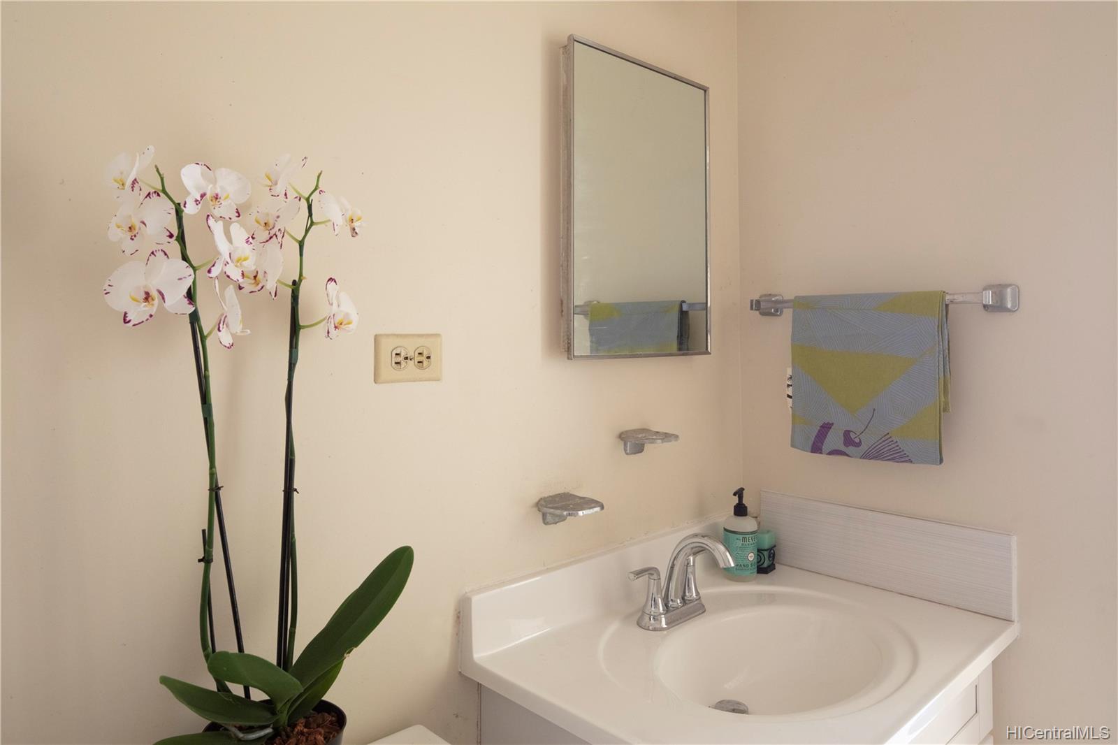 Likini West 5122 Likini Street Unit 213 Honolulu HI 96818 listed 07102021