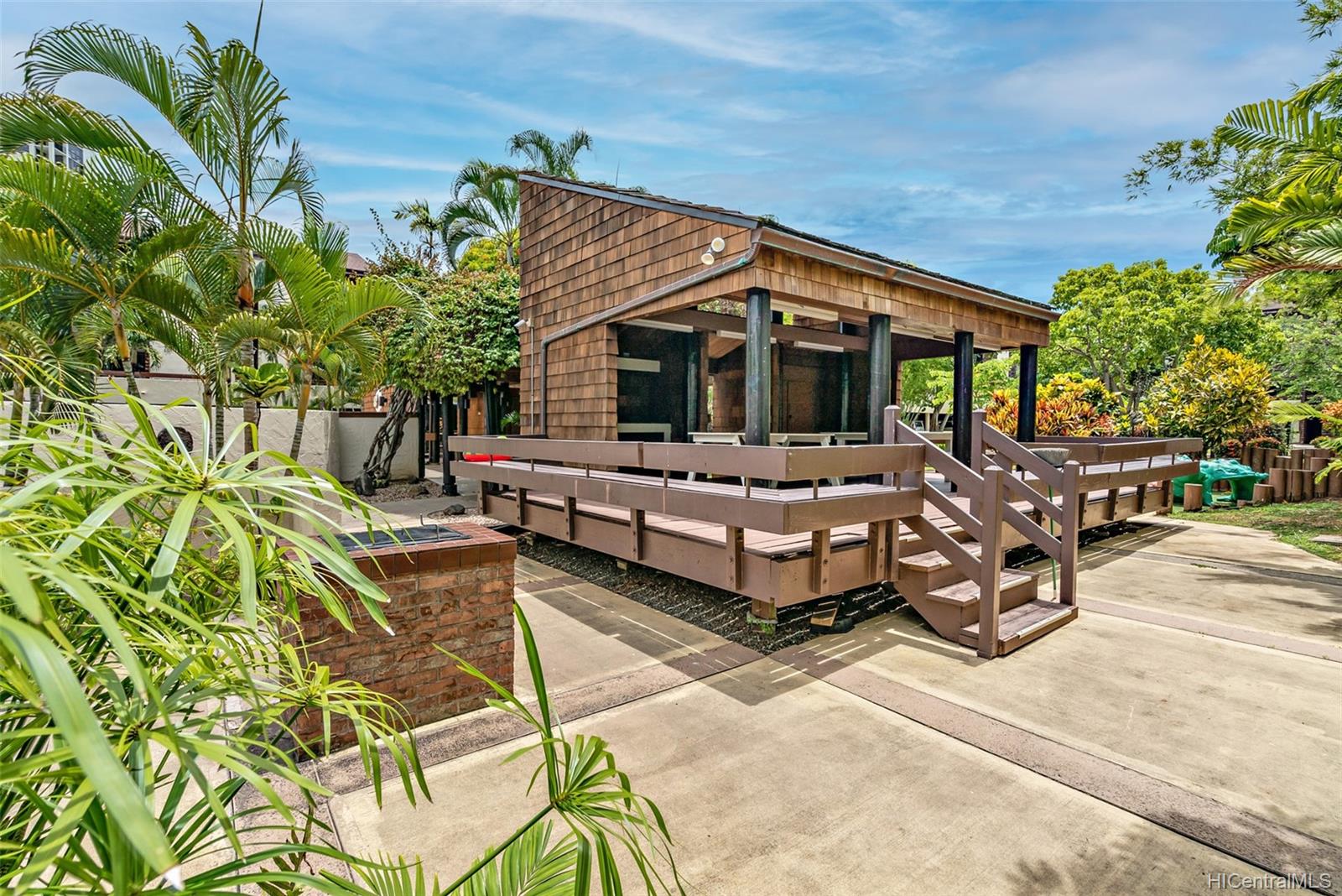 Poinciana Manor 1015 Aoloa Place Unit 358 Kailua HI 96734 sold on 0916