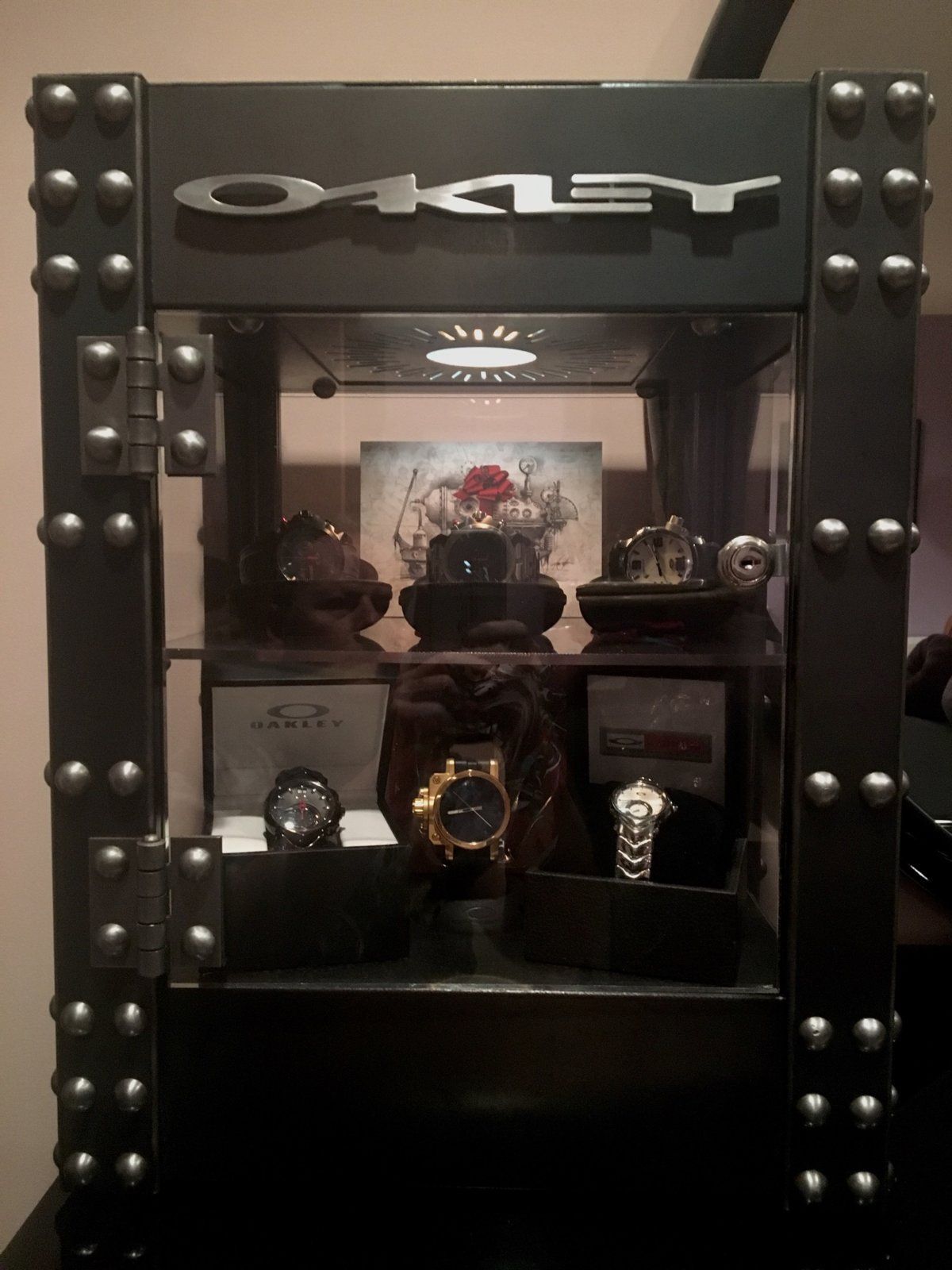 Arriba 40+ imagen oakley countertop display case Viaterra.mx