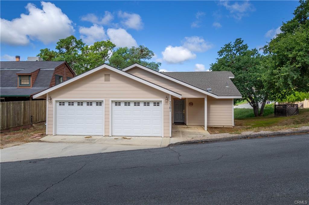 New Listing in Oak Shores! Oak Shores Realty