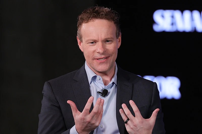 CNN CEO Chris Licht calls employee meeting to apologize to staff after