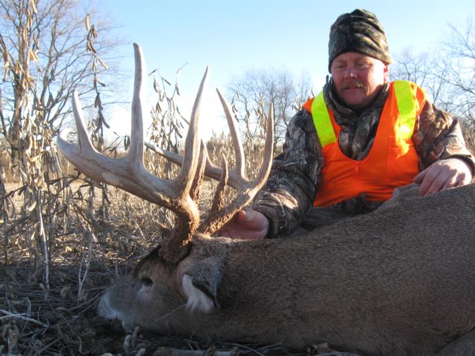 Iowa Whitetail Deer Hunting Guide, Outfitter, Booking Agent
