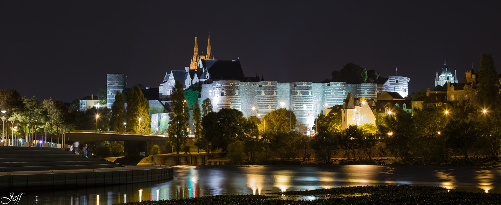 Angers vue de nuit du Quai ou du parc Balzac. Une jolie vu sur le château