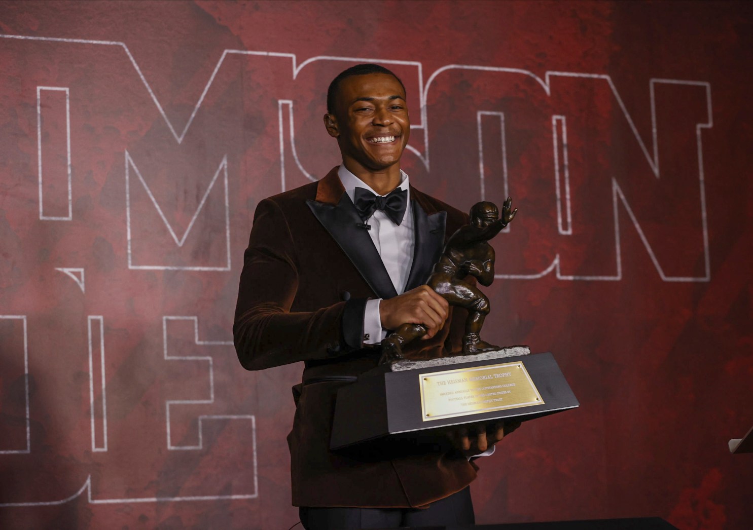 Heisman Trophy Alabama’s DeVonta Smith 1st receiver to win in