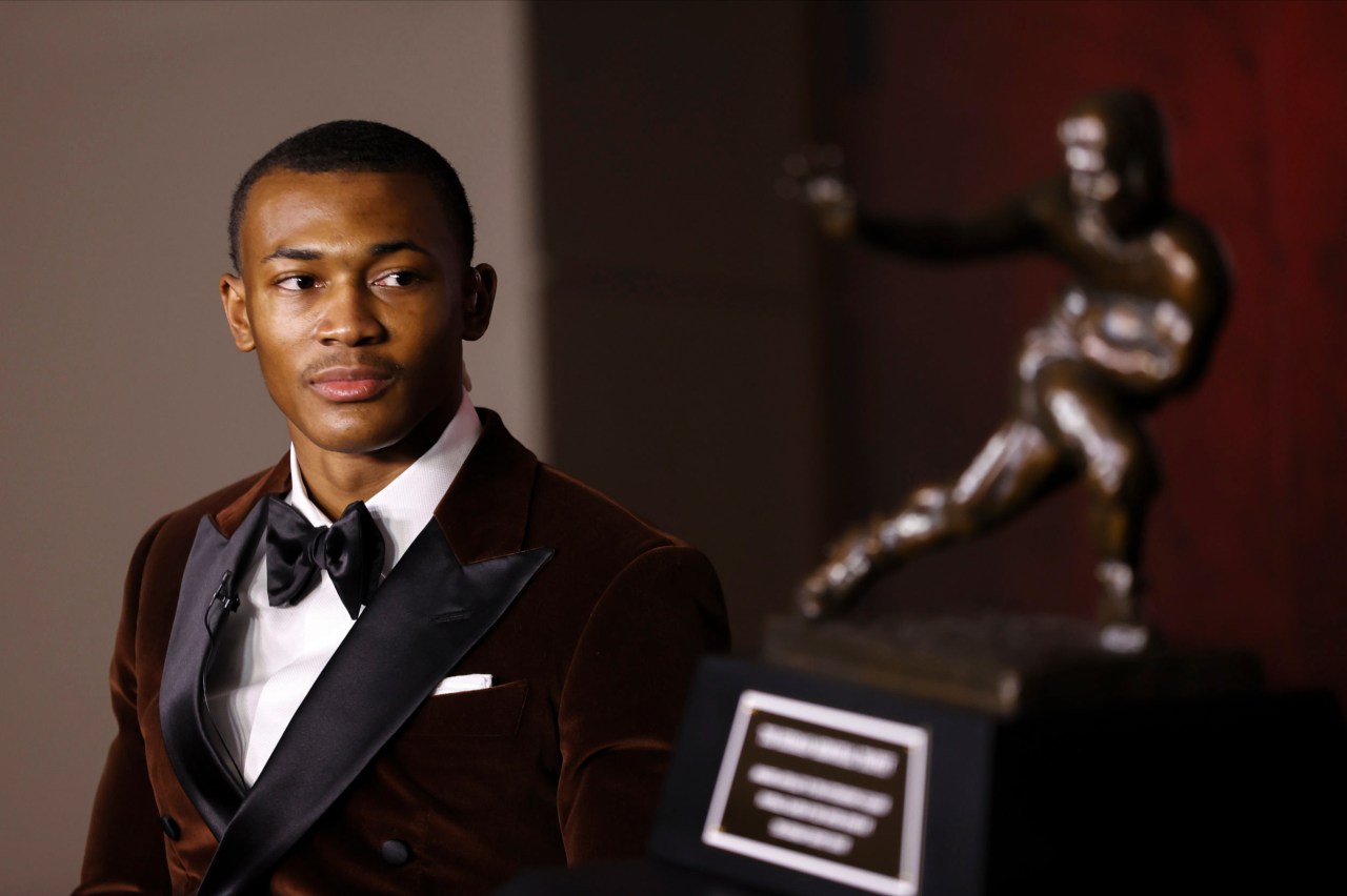 Heisman Trophy Alabama’s DeVonta Smith 1st receiver to win in