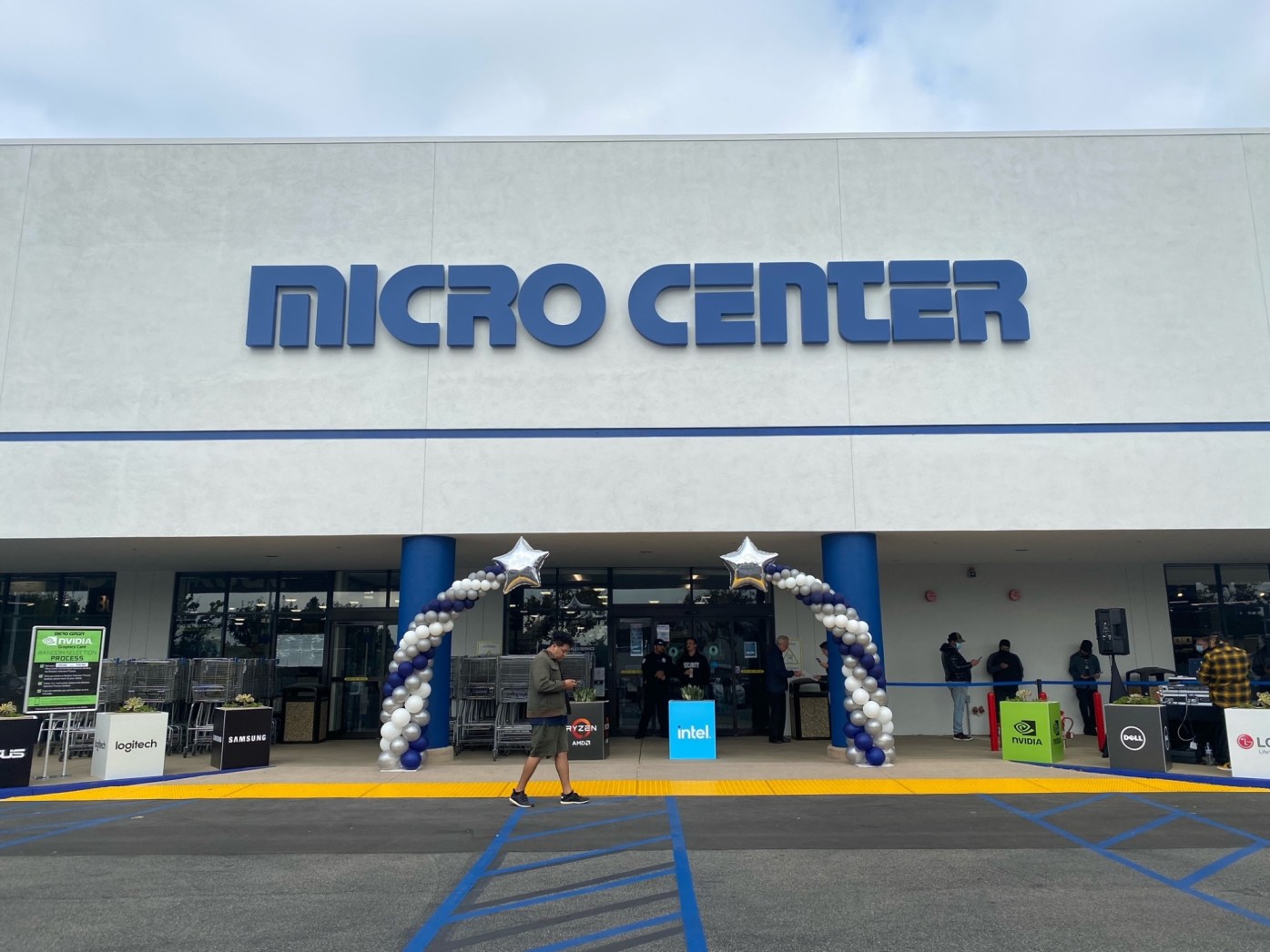 Micro Center computer store in Tustin ‘reopens’ with a new look